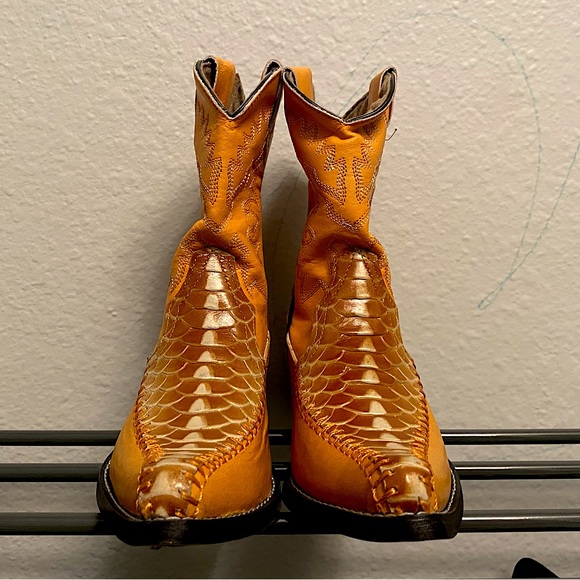 Kids cowboy boots. Made in Mexico. Frayeri brand. Size 9. Never worn. - Picture 1 of 5